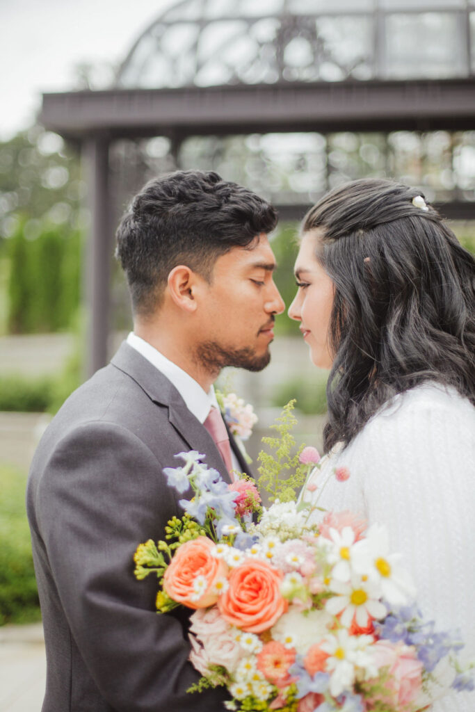 Bride and groom with bridal bouquet in St. Louis, MO